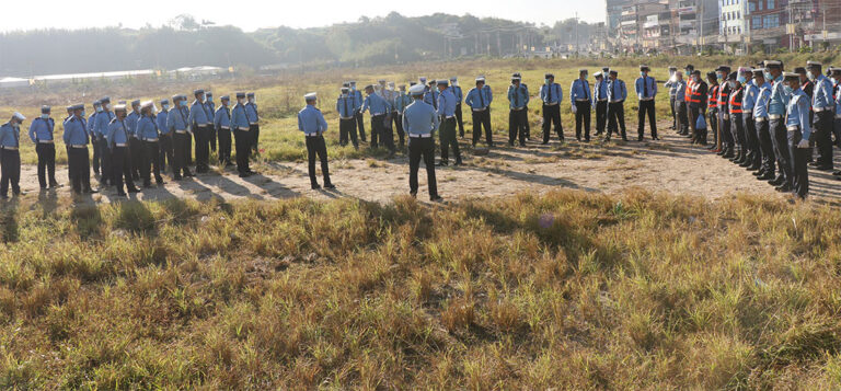 तिनकुनेको खाली जग्गामा ट्राफिक प्रहरीद्वारा गुर्जो रोपण