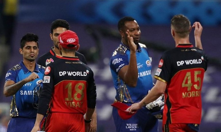 बैंगलोरलाई ५ विकेटले हराउँदै मुम्बई प्लेअफमा प्रवेश ।