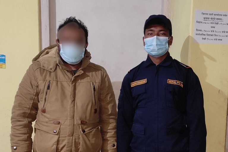 पर्वतको जलजलाबाट अबैध काठ सहित मानिस पक्राउ