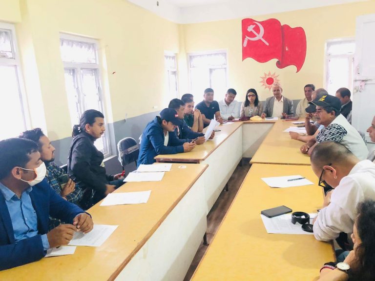 पर्वतमा नेकपा एमालेको बृहत आमसभा हुदैँ, १२ सय जनाले ओलिबाट टिका लगाउदै