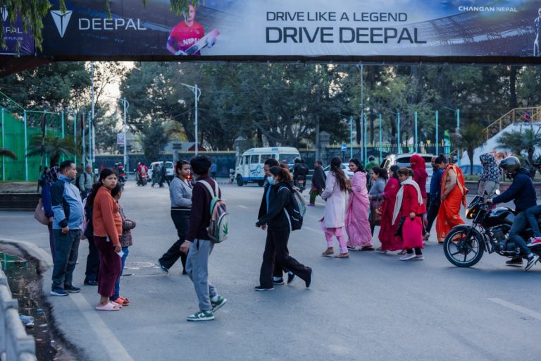बाटो काट्नेहरुको हेलचेक्र्याँई
