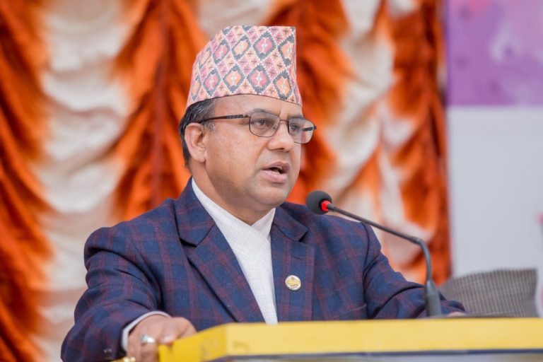 सरकारी कर्मचारीहरु समर्पित भएर काम गर्दैनन्ः मन्त्री पाण्डे