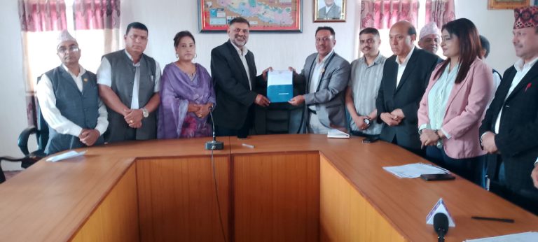 अनाधिकृत व्यापारलाई नियन्त्रण गर्न माग, बुझाइयो ज्ञापनपत्र
