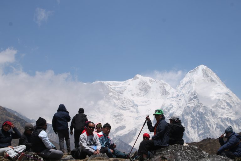 सशस्त्र प्रहरीका असइ छत्यालद्वारा सगरमाथा आरोहण