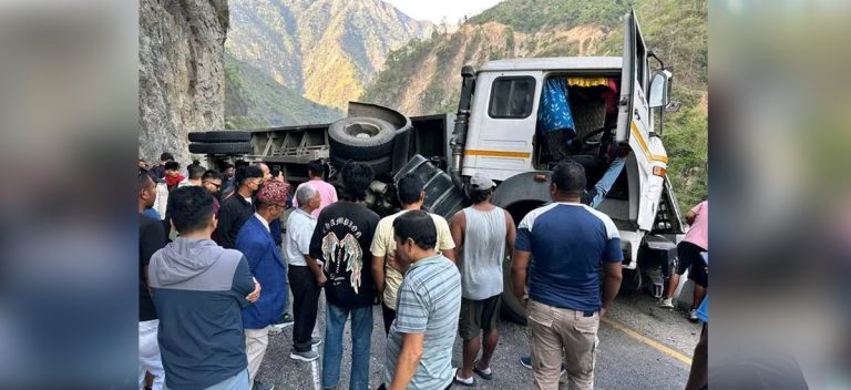ट्रक पल्टिँदा मुग्लिन–नारायणगढ सडक अवरुद्ध
