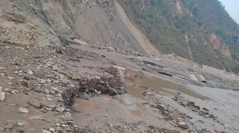 ८ घण्टादेखि बिपी राजमार्ग अवरुद्ध, बेपत्ता महिलाको खोजी गरिँदै