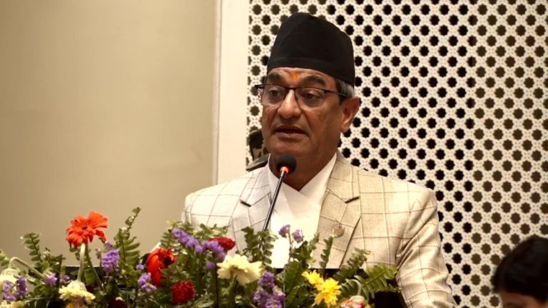नेपाल प्रहरीलाई अब तलव, पोशाक र रासनमा कमी हुँदैनः गृहमन्त्री लेखक