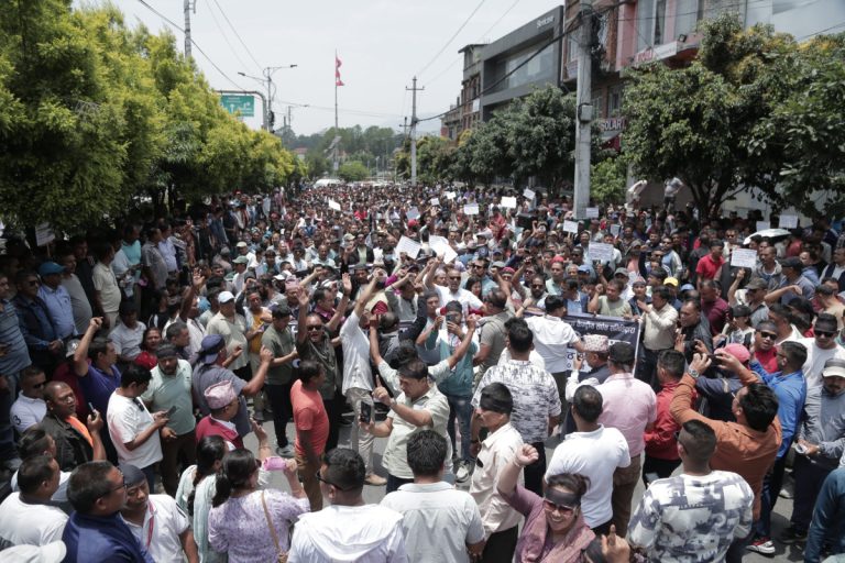 यातायात व्यवसायीहरुको विरोध प्रदर्शन (तस्बिरहरु)