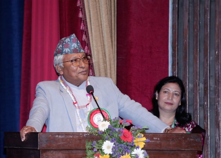 सरकारसँगको सहमतिबाट पछि नहट्न शिक्षकहरुलाई सांसद श्रेष्ठको आग्रह