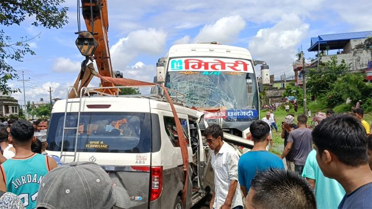 चितवन दुर्घटना  : मृतक ७, घाइते २४