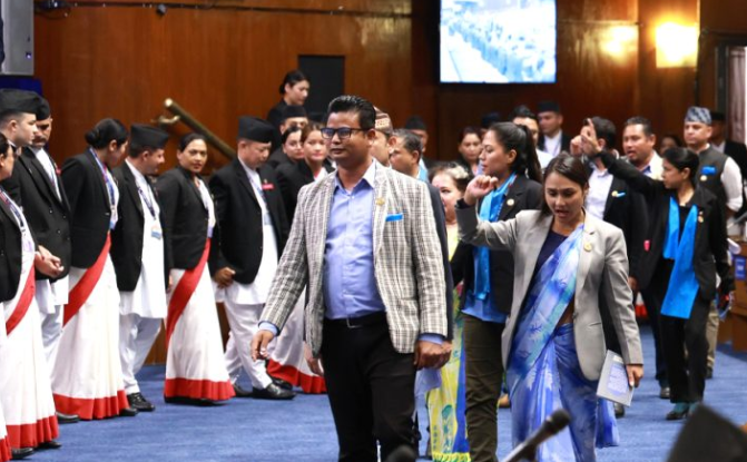 सत्तापक्षका सांसद बोल्न थालेपछि संसद्‌बाट बाहिरियो रास्वपा