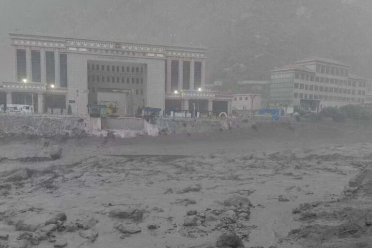 बाढीले विच्छेद भयो चीनसँगको रसुवागढी नाका