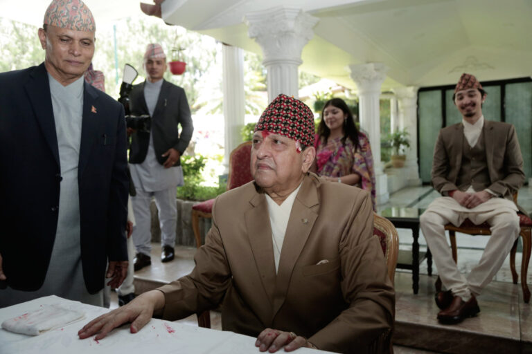 अहिले नेपाल र नेपालीका लागि प्रार्थना गर्ने समय होः पूर्वराजा शाह