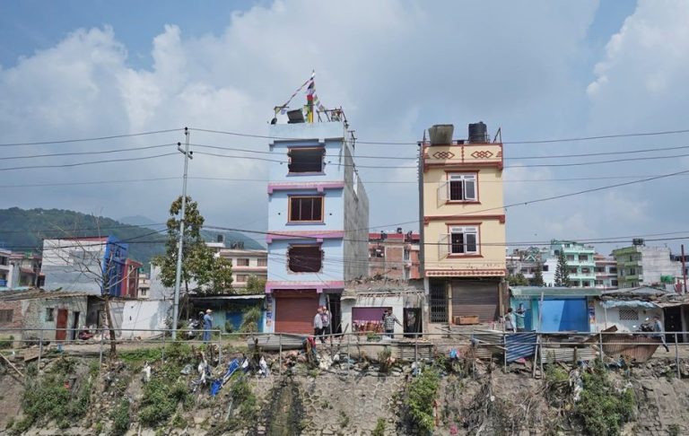 बालाजु क्षेत्रको खोला किनारमा बनाइएका टहरा पनि भत्काइयो